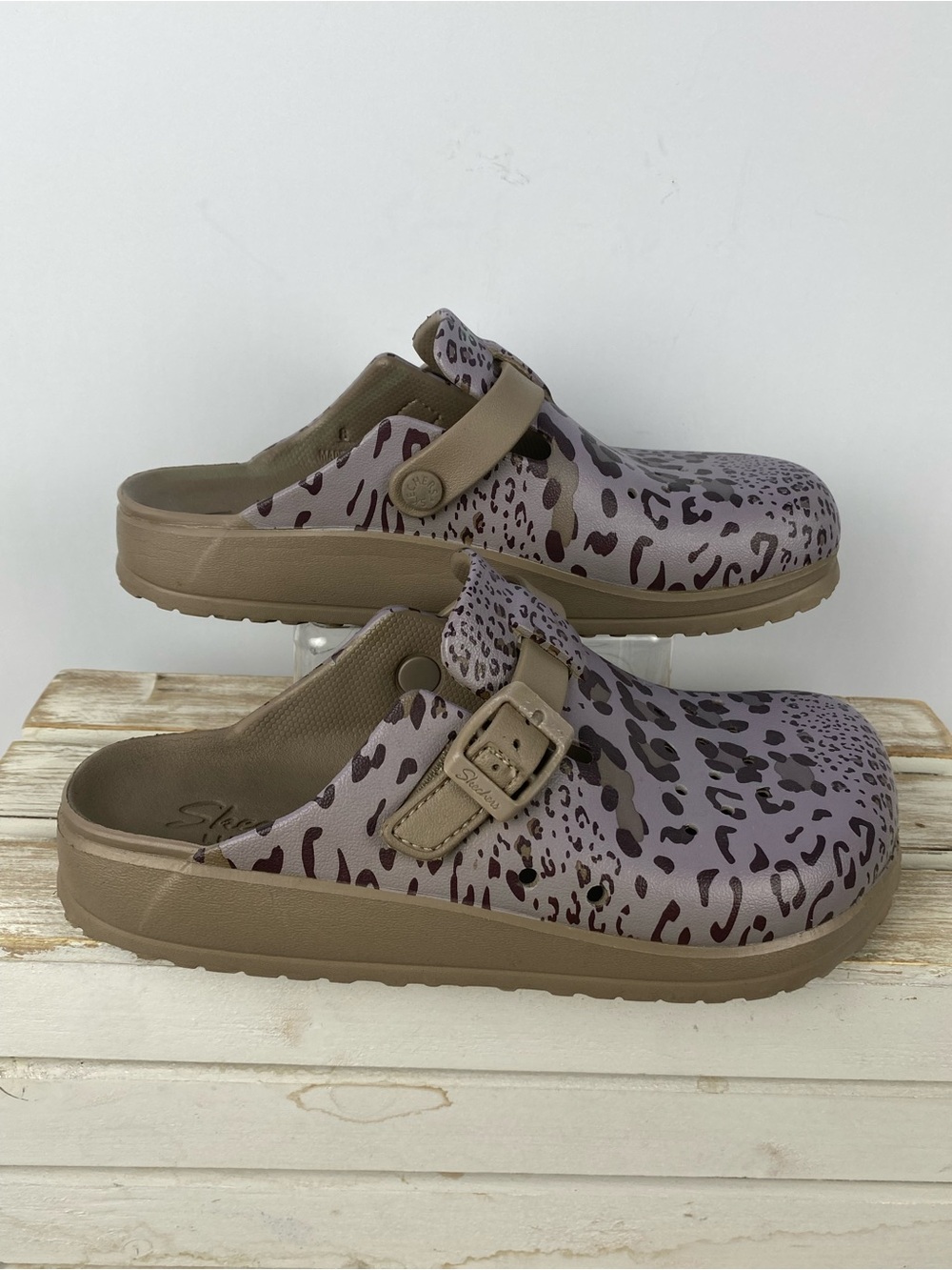Skechers Foamies Cali Breeze 2.0 leopard print clogs women’s size 8